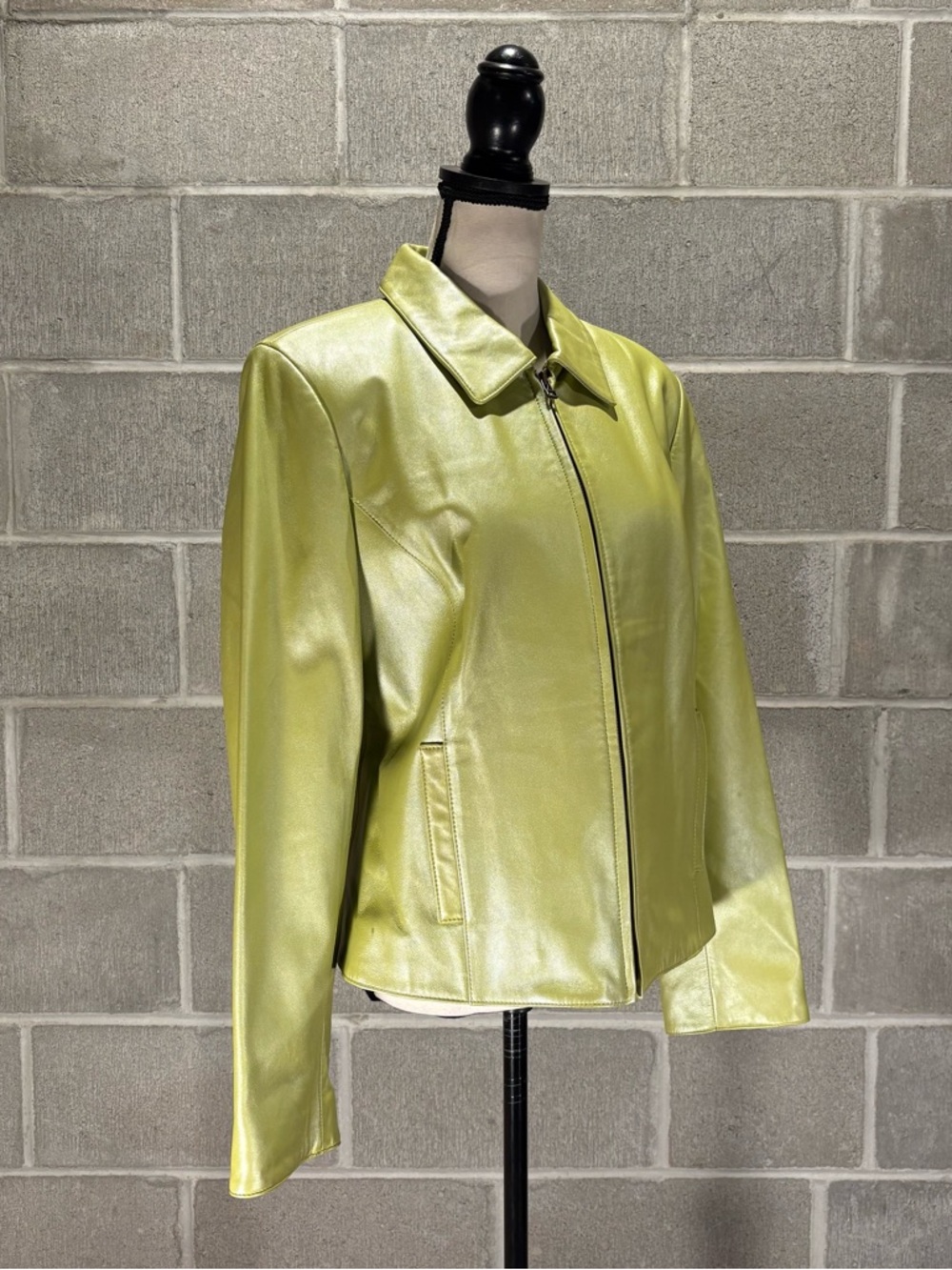 Liz Claiborne genuine leather jacket. - Picture 4 of 14